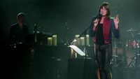 Carla Bruni simula una crisi respiratoria e scherza sul coronavirus [VIDEO]