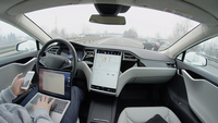 Tesla: le sue auto si fermeranno automaticamente ai semafori