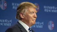 Coronavirus, Trump agli americani: proteggetevi con sciarpe e foulard
