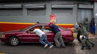 In Venezuela è finita la benzina: produzione al collasso e macchine a secco