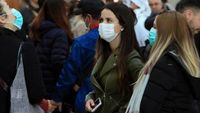 Coronavirus, si abbassa l'età dei contagi in Italia: l'identikit dei nuovi infetti