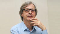 Multa a chi indossa la mascherina: la bizzarra ordinanza di Sgarbi
