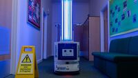 Scuole sanificate con robot e raggi UV: in Gran Bretagna le aule sono Covid free