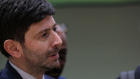 COVID-19: Speranza, prime dosi vaccini in Italia entro fine anno. Il presunto piano segreto
