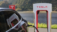 Tesla: un bug consente alle auto elettriche di altri ricarica gratis nei supercharger