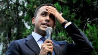 Gavettone per Di Maio: travolto da una secchiata d'acqua a San Giorgio a Cremano