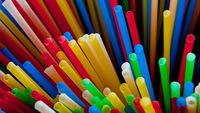 Plastica monouso, dopo piatti e cannucce nuova stretta: quali prodotti saranno vietati?