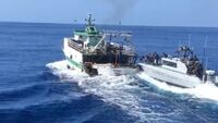 Peschereccio tunisino non si ferma all'alt: GdF apre il fuoco. Il video dell'inseguimento