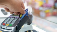Carta di credito: comprare il caffè al bar conviene. Ecco quando e perchè