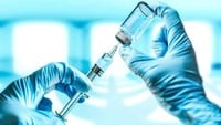Vaccino COVID, le prime dosi già dopo Natale: l'annuncio di AstraZeneca