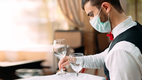 La chiusura anticipata di bar e ristoranti è inutile secondo l'epidemiologo Greco