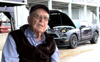 Carroll Shelby, da automobilista a imprenditore: chi è, cosa ha fatto e quanto vale la sua auto oggi