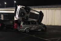 Un dipendente Mercedes arrabbiato distrugge 50 auto con un bulldozer