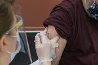 Vaccino Covid dal medico di base: come funziona, chi può farlo e costi