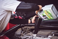 Come smaltire l'olio del motore usato? 