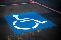 Multa più alta per chi parcheggia nel posto disabili: cosa cambia nel 2021