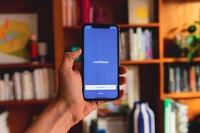 Coinbase è il primo exchange al mondo per numero di utenti e profitti