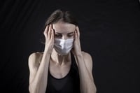Oxford: il Covid può danneggiare il cervello. Cosa rischia chi è stato ricoverato