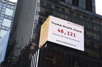 Coronavirus, a New York appare l'Orologio della morte di Trump