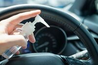Gel disinfettante lasciato in auto va a fuoco: vero o bufala?