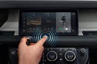 Jaguar Land Rover sperimenta tecnologia touchscreen senza contatto