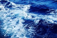 Baia Domizia, l'acqua del mare diventa marrone: aperta indagine