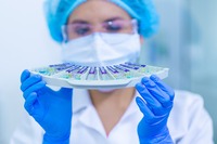 Vaccino anti-Covid uscirà troppo tardi: ecco cosa ci salverà dalla pandemia secondo il Ceo di Novartis