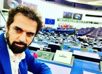 Dino Giarrusso: chi è l'eurodeputato che "non riesce a parlare in inglese"