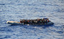 Centri migranti in mezzo all'oceano: il terribile piano del governo inglese per fermare gli sbarchi