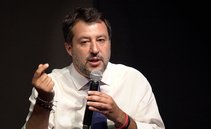 La proposta di Salvini: levare i soldi del reddito di cittadinanza alle famiglie per darli agli imprenditori