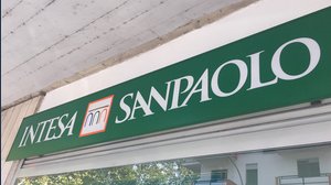 Intesa SanPaolo colpita da maxi multa da più di €17 milioni, 2,4 milioni di correntisti coinvolti. “Gravi violazioni”