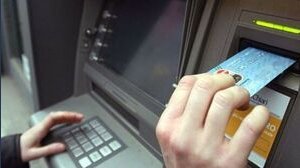 La truffa del bancomat che svuota il conto, a cosa fare attenzione quando si acquista online