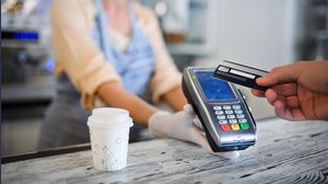 Pos obbligatorio, l'Ue blocca il governo Meloni: cosa può cambiare per i pagamenti con carte e bancomat