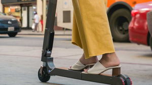 Monopattini elettrici: novità su obbligo casco, divieto ai minori e limiti di velocità