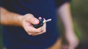Come funziona il trucco del foglio d'alluminio per evitare che ti rubino l'auto