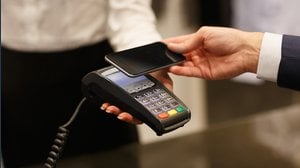 Pos, contanti ma anche (e soprattutto) pagamenti con smartphone: come cambiano gli acquisti in Italia e nel mondo