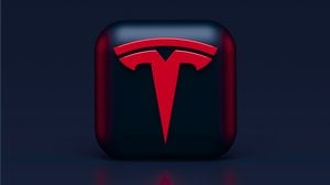 Trimestrale Tesla, azioni giù post annuncio utili e ricavi. Musk su SpaceX: “Mi sembra di ballare il tip tap in un campo minato”