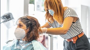 Serve la mascherina per negozi, parrucchiere, barbiere ed estetista? Ecco le regole dal 1° maggio