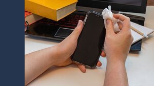 Perché non dovresti tenere un vecchio cellulare in casa