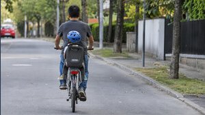 Come portare i figli in bicicletta per non rischiare una multa