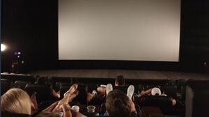 Cinema, prezzo dei biglietti salito del 20%, boom delle piattaforme e mascherine: il 60% degli italiani non va in sala