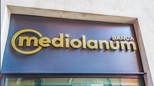 Banca Mediolanum molla Mediobanca, azioni subito giù. Scalfito ulteriormente lo scudo di Nagel anti MPS