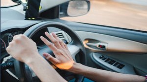 Cosa rischia chi guida contromano?