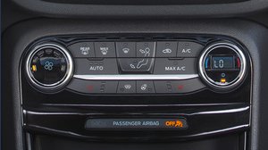 A che volume impostare lo stereo in auto per non rischiare una multa?