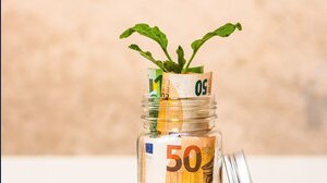 Investire per 10 anni. Meglio questo BTP con rendimento al 3% netto o i mercati azionari?