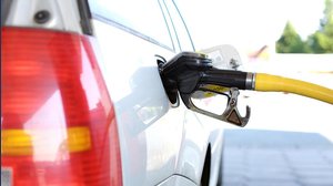 Prezzo benzina e diesel, possibile nuovo aumento record sopra i 2 euro al litro: ecco quando