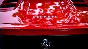 Ferrari e Lamborghini ostaggi di una guerra commerciale che l'Italia sa solo subire