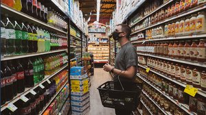 Bar, negozi, ristoranti e supermercati possono ancora imporre l'obbligo di mascherina ai clienti?