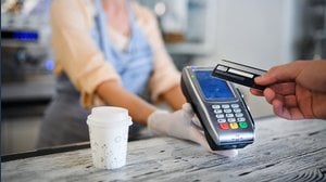 Pos obbligatorio, come denunciare chi non fa pagare col bancomat