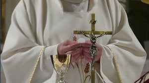 Sai quanto guadagnano preti, vescovi e suore (e chi li paga)?